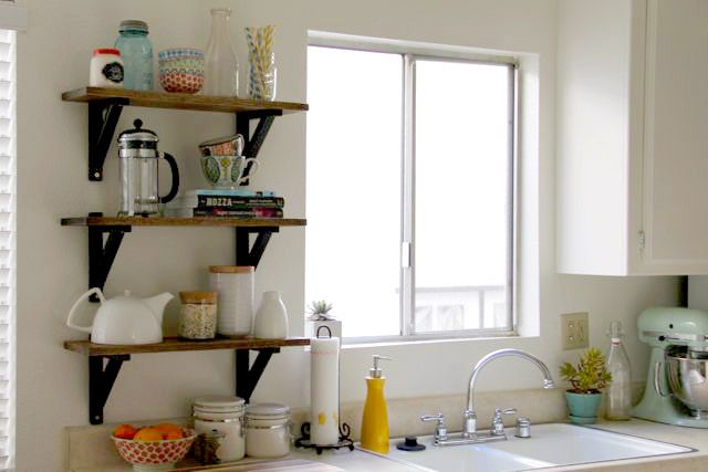 DIY-college-kitchen-shelves