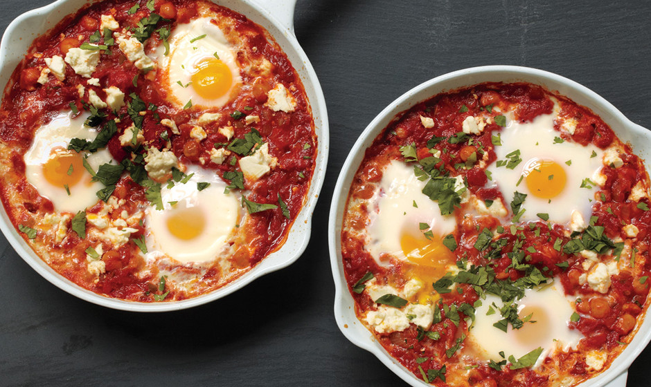 poached-eggs-in-tomato-sauce-with-chickpeas-and-feta-940x560