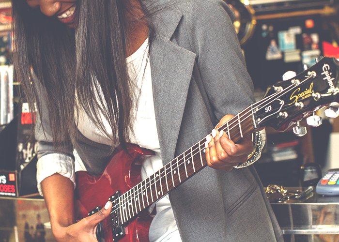 girl-playing-guitar