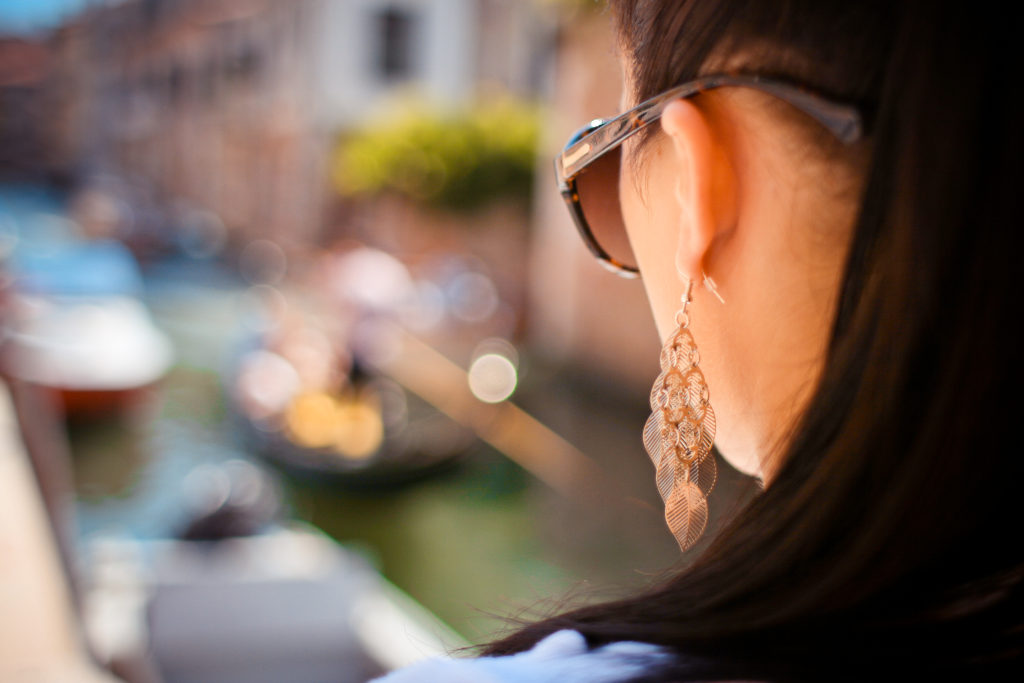 girl-looking-at-venice-gondola-picjumbo-com