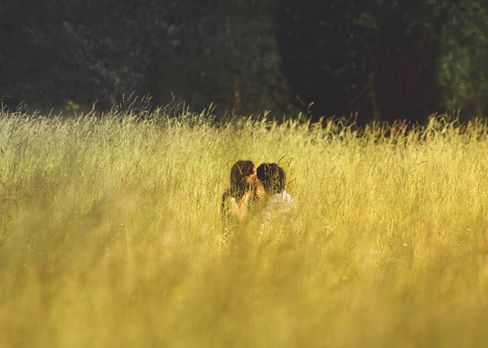 tfd_photo_couple-kissing-in-tall-grass