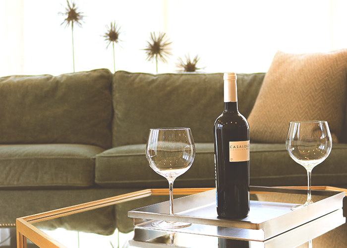 tfd_photo_living-room-with-wine-glasses