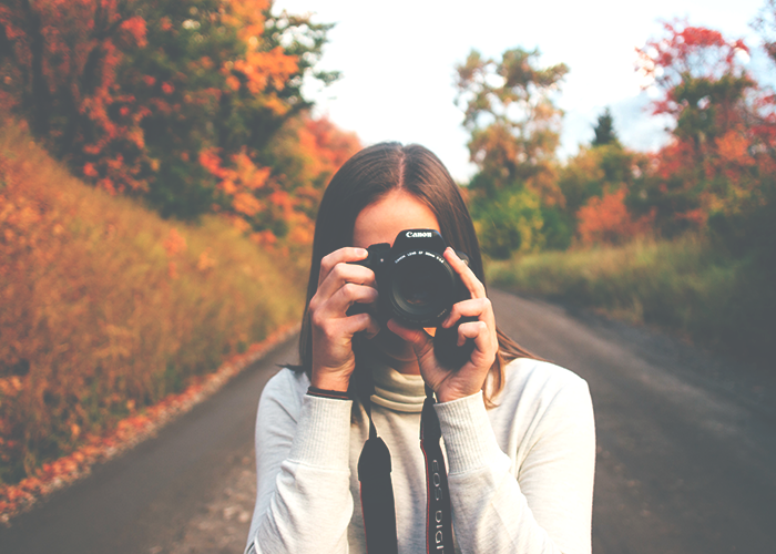 tfd_photo_woman-with-camera-in-fall