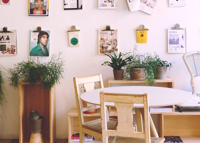 tfd_cafe-with-empty-table-with-wall-art