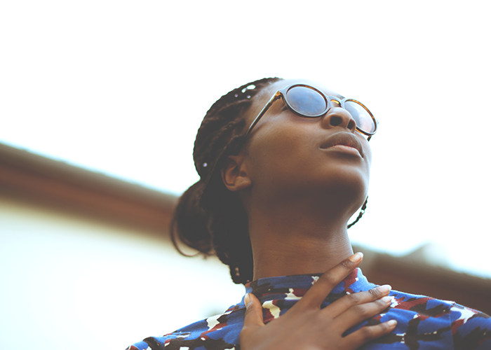 tfd_stylish-young-woman-looking-up