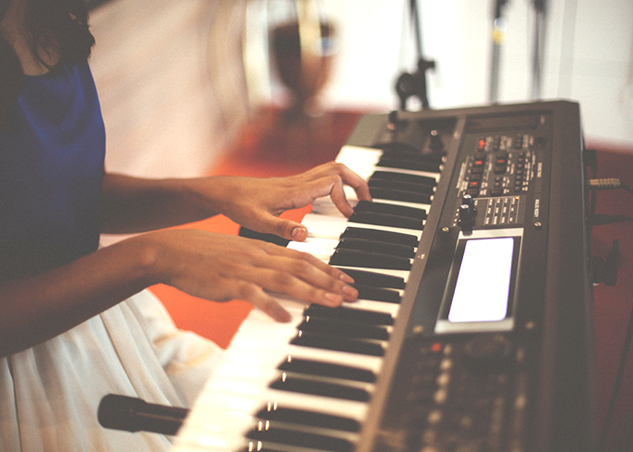 tfd_young-woman-playing-pianos_hands