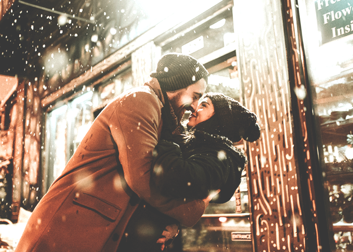 couple-kissing-outside-in-the-snow