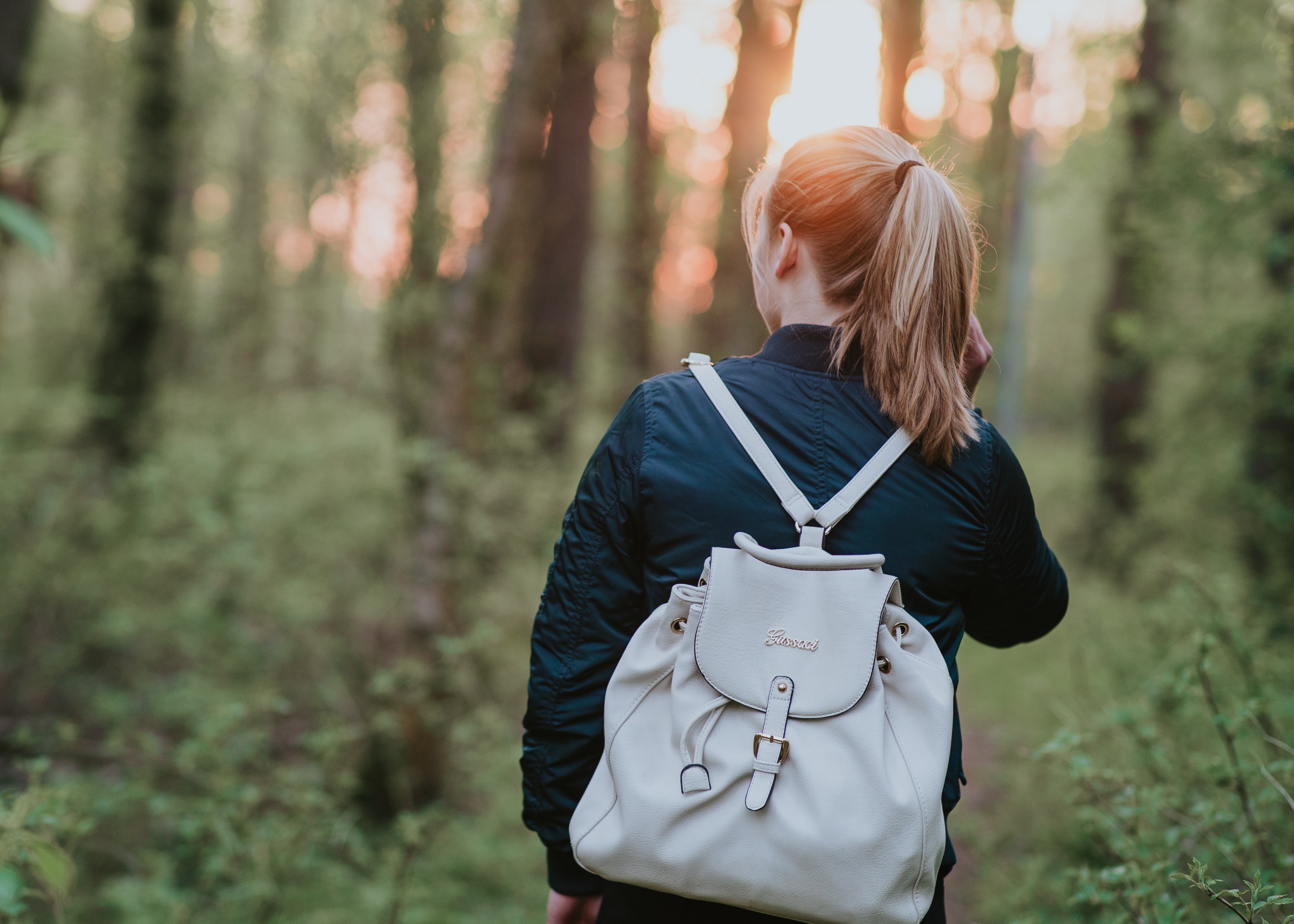 Ношу рюкзак. Девушка с рюкзаком фото спереди. Какой обои рюкзак. Backpack behind girl.