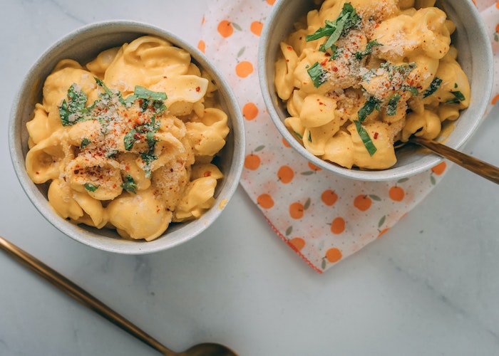 Macaroni-And-Cheese-Shells-In-Bowls-Granish